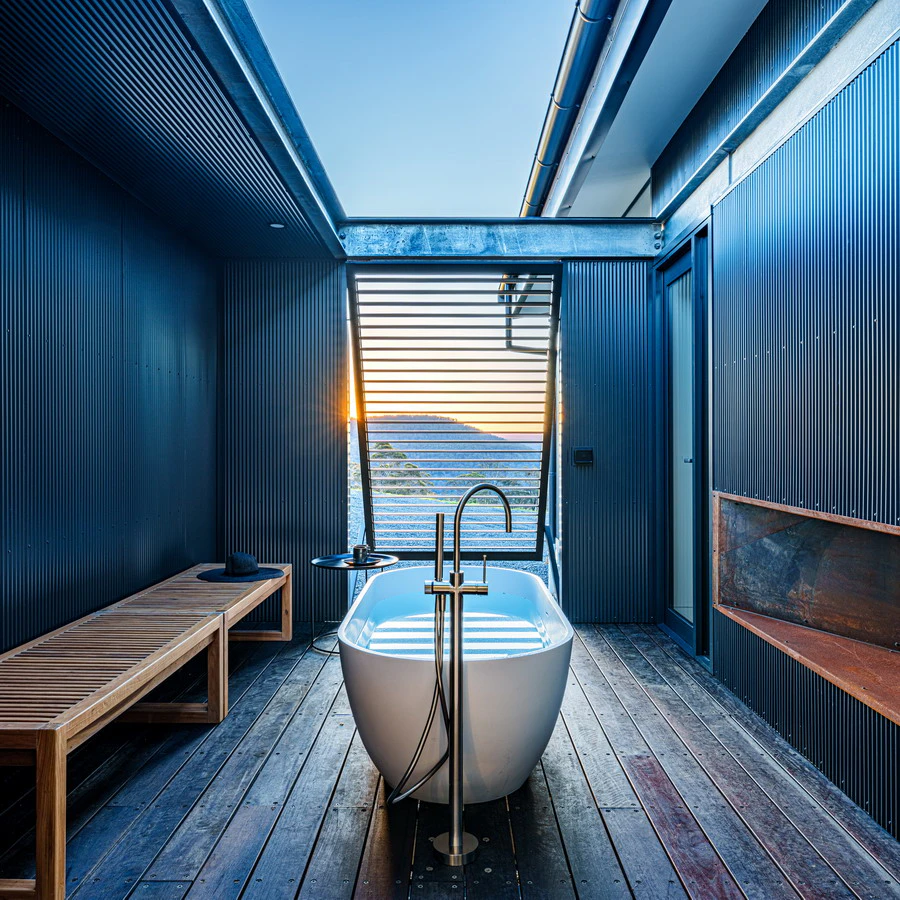 Outdoor bathtub