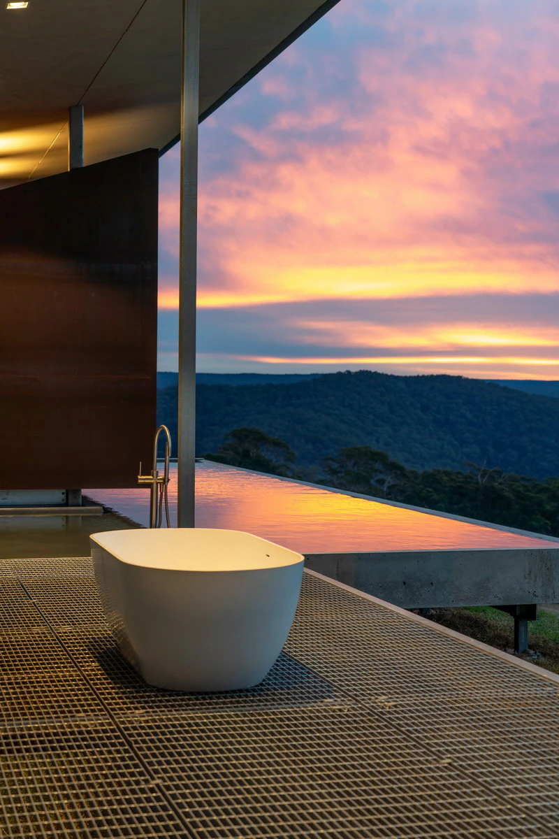 Outdoor bathtub